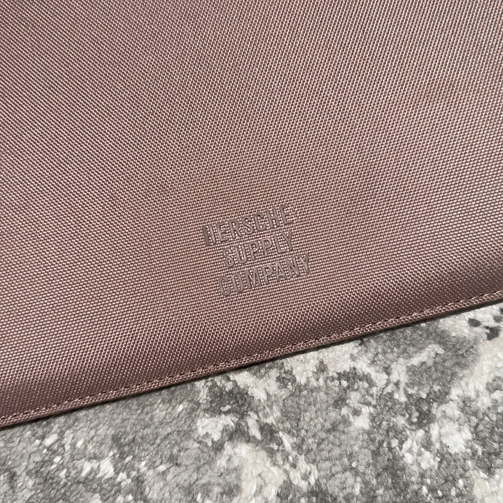 Herschel 15 in soft laptop sleeve in light pink rose
